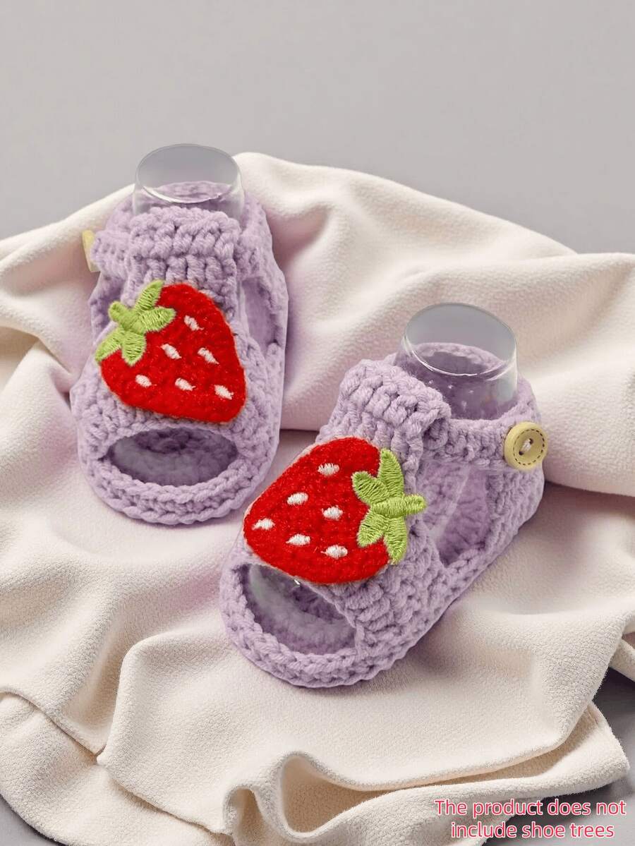 1 par de sandalias de bebé hechas a mano a ganchillo, blancas con decoración de fresa, botitas suaves tejidas con botón - Púrpura malva - Ver 1