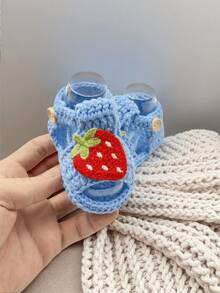 1 par de sandalias de bebé hechas a mano a ganchillo, blancas con decoración de fresa, botitas suaves tejidas con botón - Azul - Ver 2