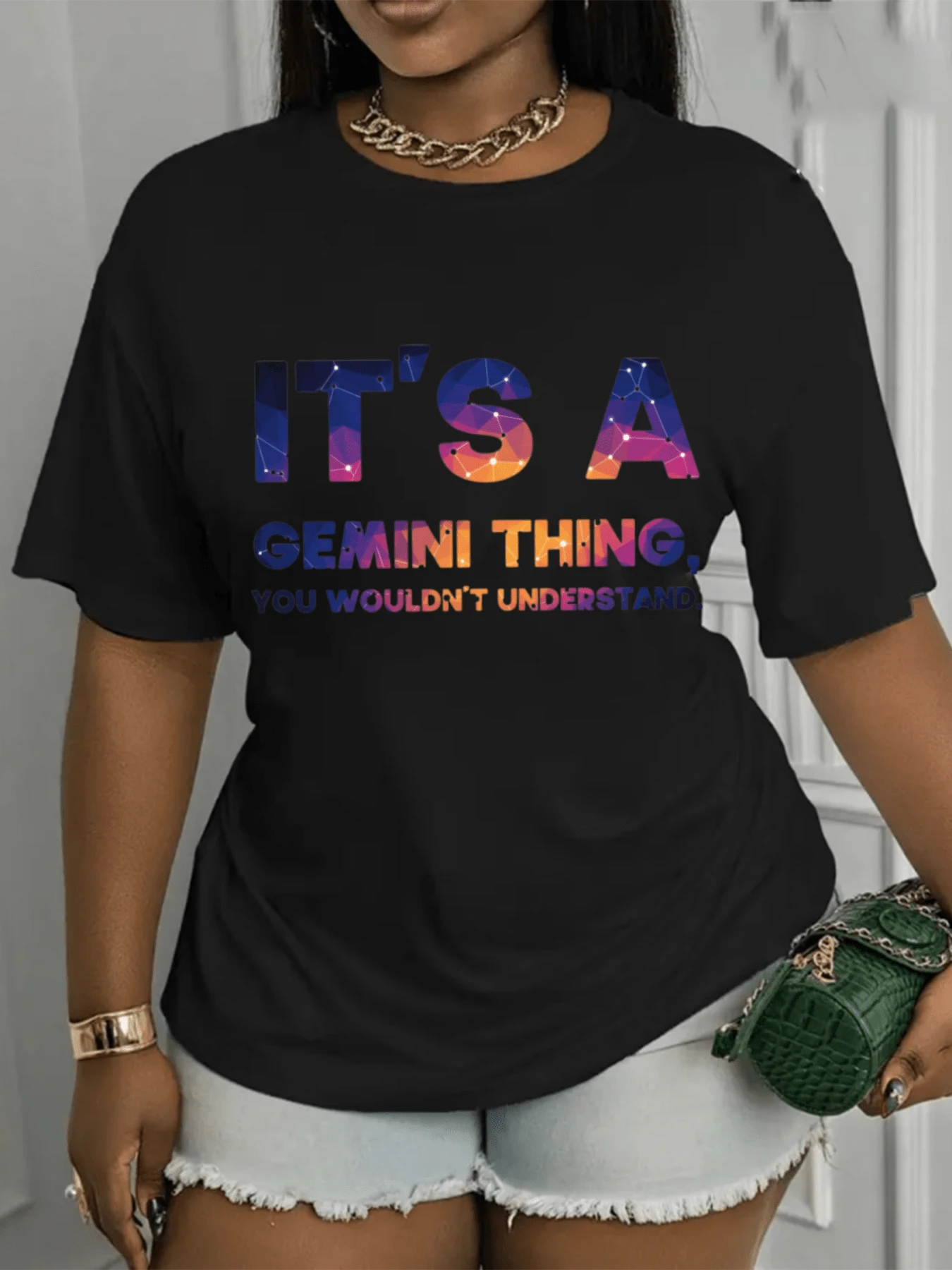 Camiseta de mujer con estampado de constelaciones que representan el signo zodiacal de Géminis la cual expresa un mensaje único para quienes entienden la complejidad y dualidad de este signo de aire mostrando su personalidad en cada detalle. - Negro - Ver 1