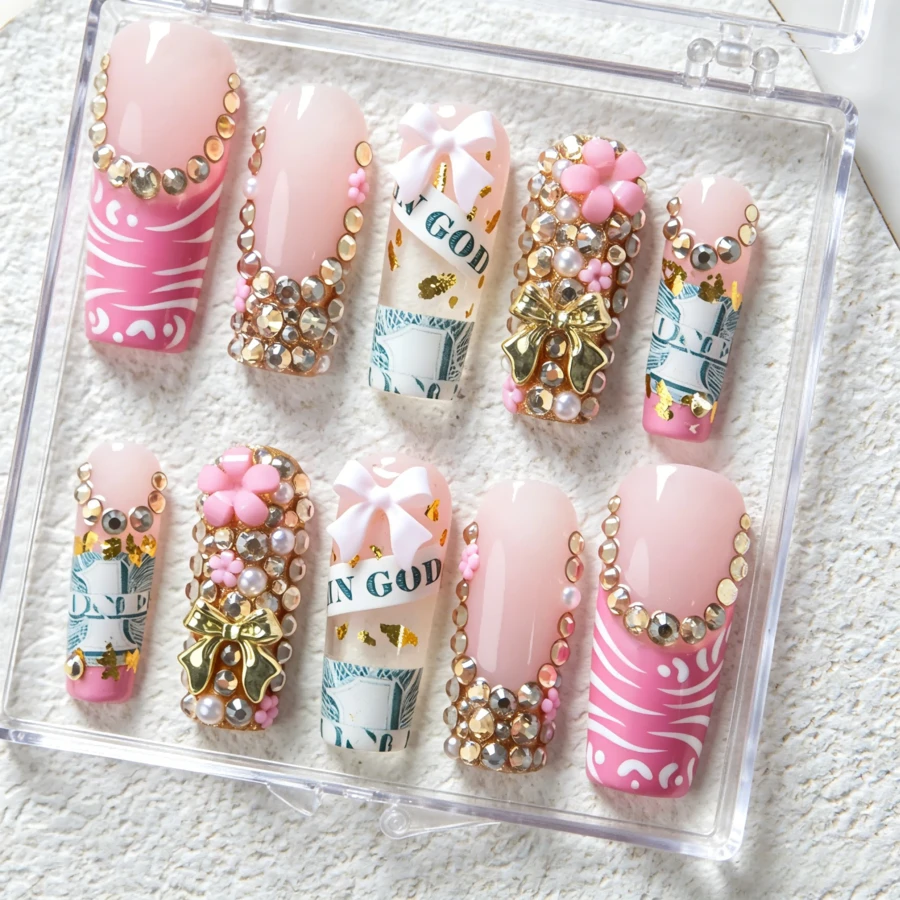 NailLuxe 10 PCS 100% Handmade Reusable Acrylic Square Press-On Nails | Nude Pink American Dollar Print 3D Bow & Rhinestone Bangle Style With Nude Pink & Pink Ombre Bases, 3D Bow, Dollar Print & Multi-Gem - 金色 - 查看 1