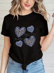 Elegante camiseta de manga corta y cuello redondo de largo regular para mujer con estampado vaquero y de corazón de leopardo. - Negro - Ver 2