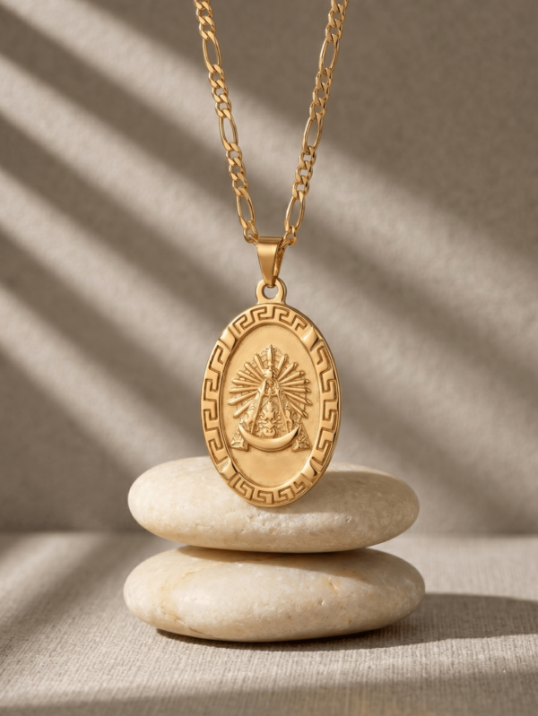 1 pieza Collar elegante de la Virgen María con borde geométrico ovalado, amuleto religioso minimalista de la Virgen de Luján con borde de llave griega, collar de la Virgen María de acero inoxidable chapado en oro de 18K, medallón religioso clásico de serpiente griega - Collar amuleto protector chapado en oro premium, amuleto religioso exquisito, para protección diaria