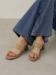 Sandalias De Tacón Medio Efecto Ante With Detailed Metallic Gold And The Two Separate, Mules Elegantes And Clothes For Women In Color Negro And Beige Camel, Ideal For Looks Casual Chic, Oficina And Events De Verano - 卡其色 - 查看 1