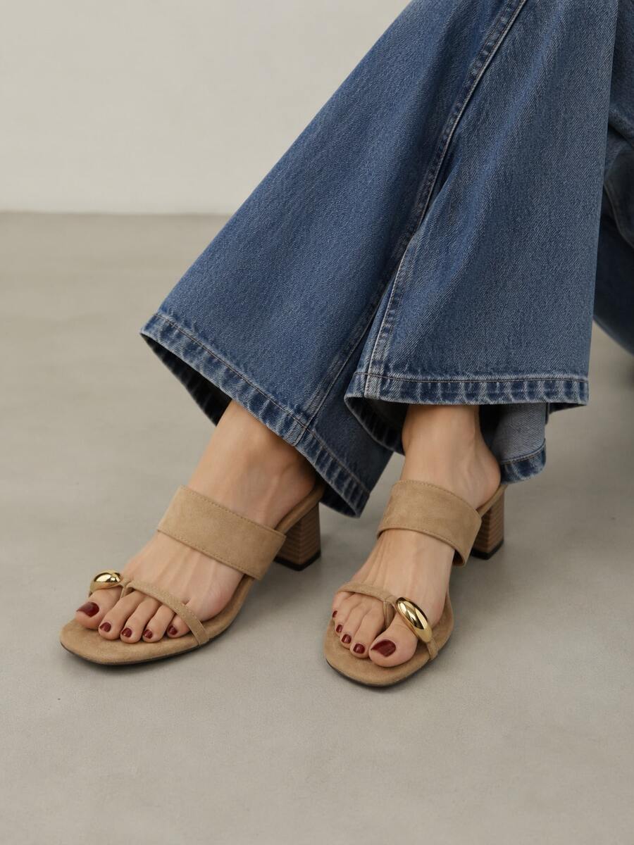Sandalias De Tacón Medio Efecto Ante With Detailed Metallic Gold And The Two Separate, Mules Elegantes And Clothes For Women In Color Negro And Beige Camel, Ideal For Looks Casual Chic, Oficina And Events De Verano - 卡其色 - 查看 1