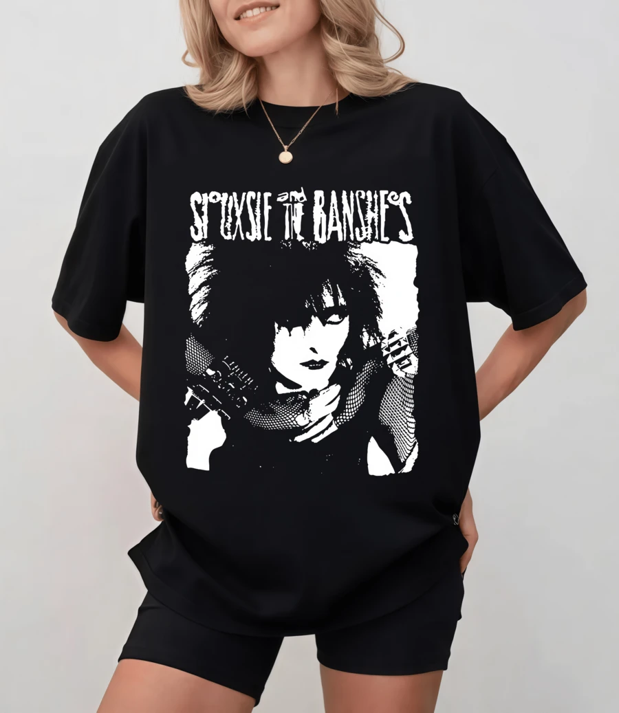 Camiseta cropped Siouxsie and the Banshees com estampa de retrato, estilo rock gótico dos anos 80 para fãs unissex. - Preto - Ver 1