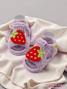 1 par de sandalias de bebé hechas a mano a ganchillo, blancas con decoración de fresa, botitas suaves tejidas con botón - Púrpura malva - Ver 8