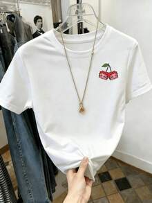Caricatura juguetona de cerezas con caras adorables y mejillas rosadas vibrantes evoca un espíritu alegre y coqueto perfecto para expresar tu personalidad única y juguetona esta camiseta de mujer es ideal para crear looks divertidos y femeninos. - Blanco - Ver 1