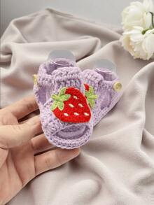 1 par de sandalias de bebé hechas a mano a ganchillo, blancas con decoración de fresa, botitas suaves tejidas con botón - Púrpura malva - Ver 2