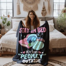 1 chiếc chăn nỉ in hình nhân vật hoạt hình Disney Stitch - Chăn chần bông 100% polyester, in kỹ thuật số - Bộ đồ giường thoải mái cho mọi mùa, lý tưởng để ngủ trưa, cắm trại, du lịch - Quà tặng hoàn hảo cho bạn bè và gia đình, chăn nỉ mềm mại - Có nhiều kích cỡ, siêu mềm, phù hợp cho sofa/giường, thiết yếu cho mọi mùa - Nhiều màu - Xem 7