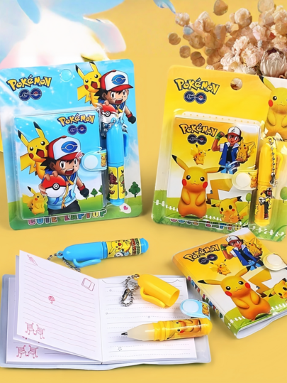 pokemon 寶可夢迷你筆記本 + 凝膠筆文具組，多款隨機混搭，卡通 IP 角色印花設計，便攜掛繩設計，書寫頁面平滑不滲墨，舒適握感且書寫流暢的筆，適合日常筆記、日記、辦公備忘錄等，設計精美且具高美學價值，可用作便攜書寫用品、IP 收藏品、實用禮物，適合個人使用與收藏