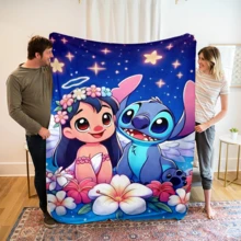Disney 迪士尼主題史迪仔與莉露全明星卡通法蘭絨印花毯，冷氣被 - 100% 聚酯纖維絎縫毯，數位印刷 - 舒適的四季床上用品，適合午睡、露營、旅行 - 送給朋友和家人的完美禮物，柔軟法蘭絨毯 - 提供多種尺寸，超柔軟，適用於沙發/床，四季必備 - 彩色 - 查看 1
