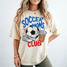 Join The Club With This Adorable "Soccer Moms Club" T-Shirt, Featuring A Ball, Sneakers And Coffee, Ideal For Stylish Soccer-Loving Moms. - 白色 - 查看 2