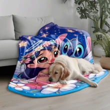 Disney 迪士尼主題史迪仔與莉露全明星卡通法蘭絨印花毯，冷氣被 - 100% 聚酯纖維絎縫毯，數位印刷 - 舒適的四季床上用品，適合午睡、露營、旅行 - 送給朋友和家人的完美禮物，柔軟法蘭絨毯 - 提供多種尺寸，超柔軟，適用於沙發/床，四季必備 - 彩色 - 查看 5
