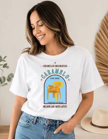 Blusa feminina de manga curta com estampa "Caramelo Fabricado no Brasil", gola redonda, estilo casual e comprimento regular. - Branco - Visão 9
