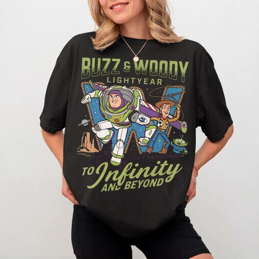 Disney Women's And Men's T-Shirts Classic Buzz And Woody Partnership Printed Oversized T-Shirts, 100% Cotton Retro Short-Sleeved Casual Shirts, And Graphic Printing T-Shirts For  Themed Matching Outfits - màu đen - Xem 1