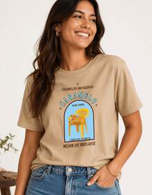 Women's Short-Sleeved, Crew-Neck T-Shirt With A "Caramel Made In Brazil" Print. A Casual, Regular-Length Top For Everyday Wear. - 卡其色 - 查看 10