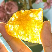 1 pièce Fleurs de gomme jaunes de différentes formes, cristaux jaunes, minéraux de haute qualité. Convient pour les pierres décoratives dans les maisons, sur les bureaux et dans les aquariums. - La fleur de colle jaune épouse sa forme. - Voir 10