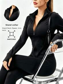This Athletic Jacket Features A Simple Yet Stylish Aesthetic, Blending Collegiate Flair With Sporty Elements. Designed With Long Sleeves And Integrated Thumbholes, It Is Crafted From A Comfortable, High-Stretch Fabric-Making It Ideal For Fitness Activities Such As Dance Or Pilates. Featuring A Full-Zip Front And A Stand-Up Collar, This Jacket Utilizes Three-Dimensional Tailoring, Streamlined Seams, And A Figure-Flattering Silhouette With Effective Waist-Cinching-A Summer Athletic Jacket Specifically Designed To Provide A Sleek, Slimming Fit For Women. - 黑色 - 查看 8