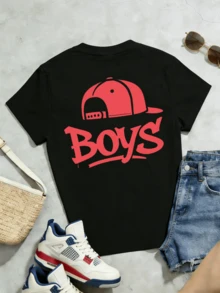Camiseta de manga corta con cuello redondo suave y casual para mujer, estampado gráfico de gorra de béisbol con grafiti de "Boys" en rojo para primavera y verano. - Negro - Ver 5
