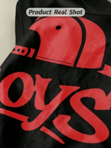 Camiseta de manga corta con cuello redondo suave y casual para mujer, estampado gráfico de gorra de béisbol con grafiti de "Boys" en rojo para primavera y verano. - Negro - Ver 3