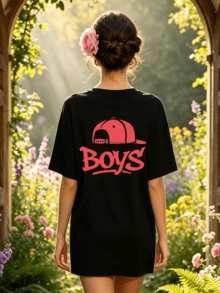 Camiseta de manga corta con cuello redondo suave y casual para mujer, estampado gráfico de gorra de béisbol con grafiti de "Boys" en rojo para primavera y verano. - Negro - Ver 4