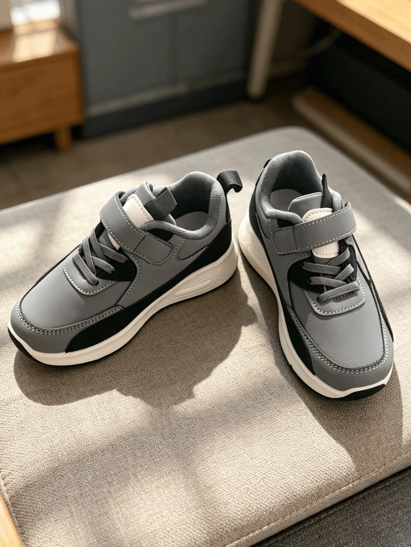 Sapatos desportivos casuais infantis com blocos de cor, sola com absorção de choque, antiderrapante e resistente ao desgaste - Cinza - Ver 1