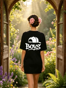 Camiseta de manga corta con cuello redondo suave y casual para mujer, estampado gráfico de gorra de béisbol con grafiti "Boys" para usar en primavera y verano. - Blanco - Ver 2