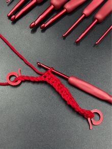 Juego de 4 ganchillos ProCraft - Metal, para todas las estaciones, mango suave rojo, 2 clips marcadores + 1 aguja para suéter - Herramientas de tejido DIY, adecuado para lana, bolsos, pantuflas, bufandas - Juego de ganchos de ganchillo rojos con mango suave - Ver 4
