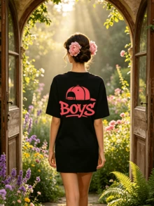 Camiseta de manga corta con cuello redondo suave y casual para mujer, estampado gráfico de gorra de béisbol con grafiti de "Boys" en rojo para primavera y verano. - Negro - Ver 2