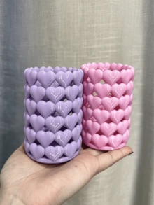 1個創意心形筆袋（塑膠材質）－適合學生的文具禮品，兼具收納與裝飾功能，可整理學校用品並作為可愛桌面裝飾，也是耐用的辦公必需品收納盒，適合情人節浪漫送禮，特別適合返校季，是教室必備的實用收納與美化桌面小物 - 愛心筆筒 - 查看 7