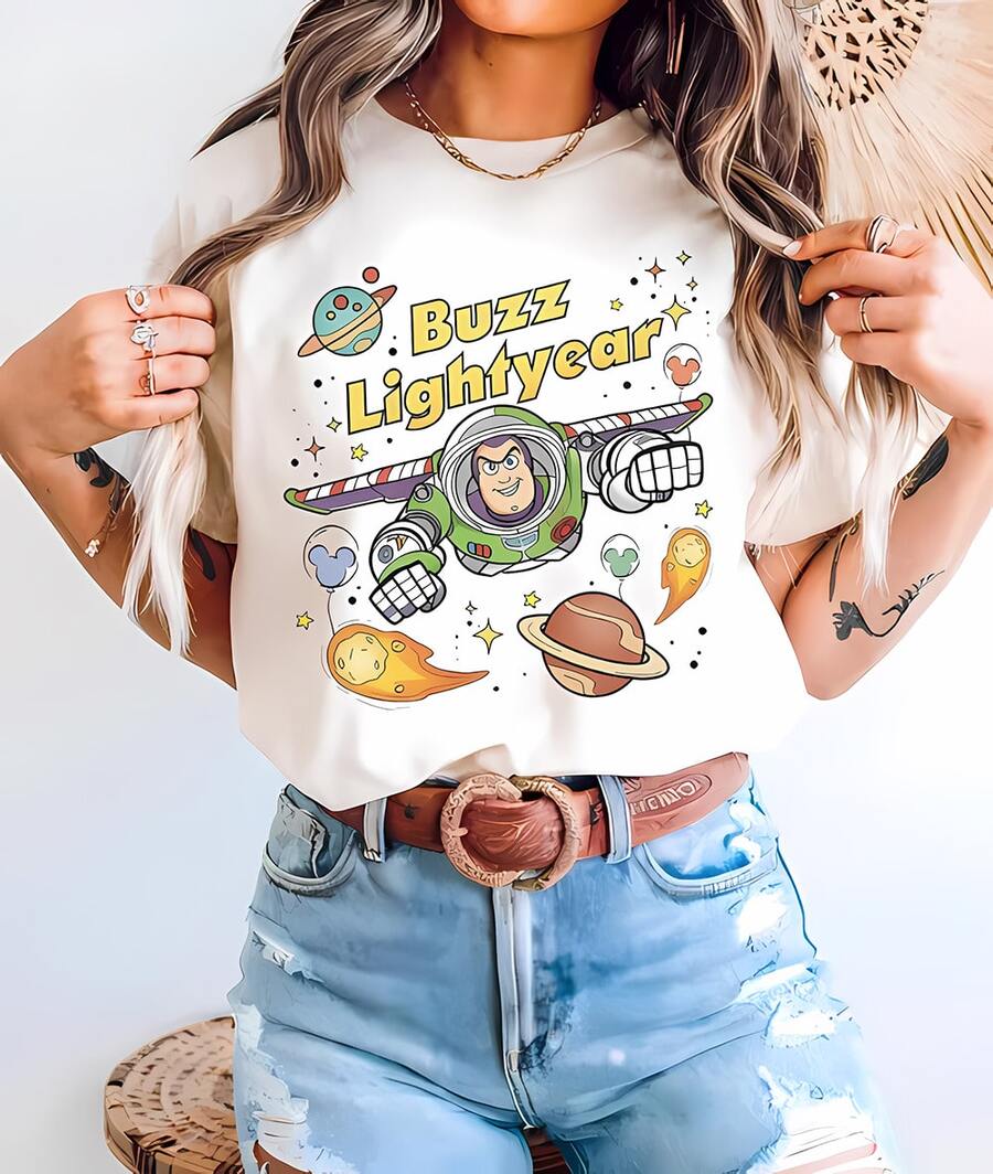 Diseny Buzz Lightyear Space Adventure Graphic Sweatshirt, Made Of Soft And Thickened Fabric With Cloud-Like Touch, This Crewneck Sweatshirt Features A Playful Print Of Buzz Lightyear In His Iconic Space Suit, Surrounded By Planets, Shooting Stars, Mickey-Shaped Balloons, And His Name "Buzz Lightyear" In Bold Lettering, Offering A Comfortable Relaxed Fit That Suits Daily Wear, Theme Park Trips, Casual Outings And Family Gatherings, Ideal As A Sweet And Thoughtful Gift For Disney And Toy Story Fans To Add A Touch Of Intergalactic Magic To Every Moment. - 白色 - 查看 1