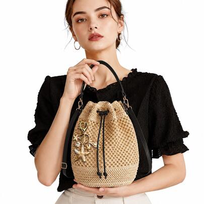 1 chiếc túi đeo vai nữ đan kiểu slouchy mùa hè, túi đan thiết yếu cho kỳ nghỉ bãi biển và du lịch, chất liệu vải đan cao cấp mềm mại và tinh tế, cảm giác chạm mềm mại và thoải mái, series túi đan phong cách kỳ nghỉ hè mới 2026, cảm giác sang trọng, khóa dây rút tiện lợi và thực tế, quai cầm chắc chắn và bền bỉ, dây đeo vai có thể tháo rời và điều chỉnh, đeo vai/cầm tay/đeo chéo, ba cách mang, thời trang và linh hoạt cho mọi người, đi làm, mua sắm, hẹn hò, lựa chọn quà tặng hoàn hảo, độc quyền cho kỳ nghỉ hè