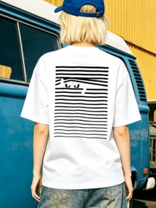 Camiseta de manga corta con cuello redondo suave y casual para mujer, con estampado gráfico de ojos asomándose a rayas, ideal para primavera y verano. - Blanco - Ver 4