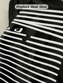 Camiseta de manga corta con cuello redondo suave y casual para mujer, con estampado gráfico de ojos asomándose a rayas, ideal para primavera y verano. - Negro - Ver 3