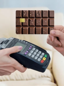 1pc Chocolate Pattern Credit Card Sticker Protector, Funny Prank Party Birthday Gift PVC Material Anti-Fingerprint Anti-Scratch Wear-Resistant Skin, Suitable For Men, Women, Couples, Small Chip Card, Bank Card, Credit Card, Transportation Card, Student Campus Card DIY - Type a - View 3