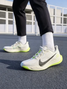 Zapatillas de running bajas Nike Pegasus Plus para hombre: cómodas, transpirables, antideslizantes y duraderas (para entrenamiento, competición y fitness urbano). - Blanco roto/negro - Ver 1