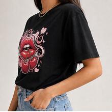 Playera para mujer con estampado coquette, camiseta femenina con labios y cerezas, blusa casual tipo t-shirt de moda 2026, top juvenil aesthetic, playera manga corta para dama, ropa de mujer moderna, camiseta estampada para verano, blusa cómoda para outfit casual, playera  para chicas, regalo para novia o amiga, ropa femenina streetwear, camiseta básica fashion, estilo retro cute - Negro - Ver 2
