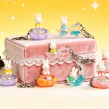 官方授權 Miffy Dreamy 系列盲盒鑰匙圈，可愛風迷你兔子角色設計，迷你收藏吊飾，高品質 PVC 精緻工藝，適用於背包、手提包與鑰匙配件，生日、聖誕、節日送禮首選 - 彩色 - 查看 10