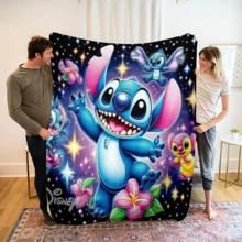 Chăn đắp Disney Lilo & Stitch in nhân vật vui nhộn, thiết kế nền vũ trụ bầu trời sao hoa, nhiều kích cỡ, chăn ngủ trưa nhẹ thoải mái phù hợp dùng tại nhà và văn phòng, lý tưởng cho sofa nghỉ ngơi hàng ngày - Nhiều màu - Xem 3