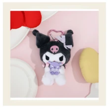 SANRIO 三麗鷗官方 Kuromi 絨毛吊飾/包包掛飾，超柔軟蓬鬆，美化您的包包，理想的包包配件禮物，適合粉絲玩樂、房間裝飾與展示，亦可用作可愛背包與書本配件 - 彩色 - 查看 10