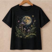 Playera para mujer con estampado de luna y hongos, camiseta femenina manga corta cuello redondo, blusa casual para dama, ropa cómoda estilo natural, playera gráfica juvenil con estrellas y plantas, top femenino para outfit relajado, camiseta bonita para uso diario, blusa para jeans leggings falda, regalo original para mujer, tallas chica mediana grande, diseño místico de bosque nocturno - Negro - Ver 4