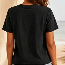 Playera para mujer con estampado vintage de atardecer, olas y palmeras, camiseta femenina manga corta cuello redondo, blusa casual para playa y verano, playera gráfica mujer 2026, ropa aesthetic retro, camiseta oversize dama, top cómodo juvenil, outfit vacaciones, moda mujer México, playera fresca casual, blusa de moda para dama, look playero tropical - Negro - Ver 3