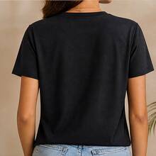 Playera para mujer tropical con estampado de jaguar, hojas de palma y flores hibisco, camiseta femenina manga corta cuello redondo, blusa casual de verano, playera gráfica para dama, ropa de moda 2026, camiseta oversize mujer, top fresco juvenil, outfit vacaciones playa, estilo selvático colorido, moda mujer México, blusa cómoda diaria, look tropical aesthetic - Negro - Ver 3