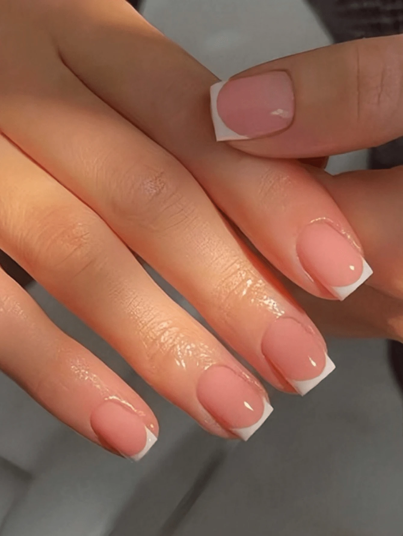 24 miếng móng tay giả dán hình chữ nhật, phong cách tối giản dễ thương lãng mạn màu hồng mousse & trắng kiểu Pháp phủ toàn bộ cho nữ và bé gái, bao gồm 1 tấm keo dán và 1 dũa móng mini, phù hợp cho tiệc, hẹn hò và đeo hàng ngày tại văn phòng - trắng - Xem 1