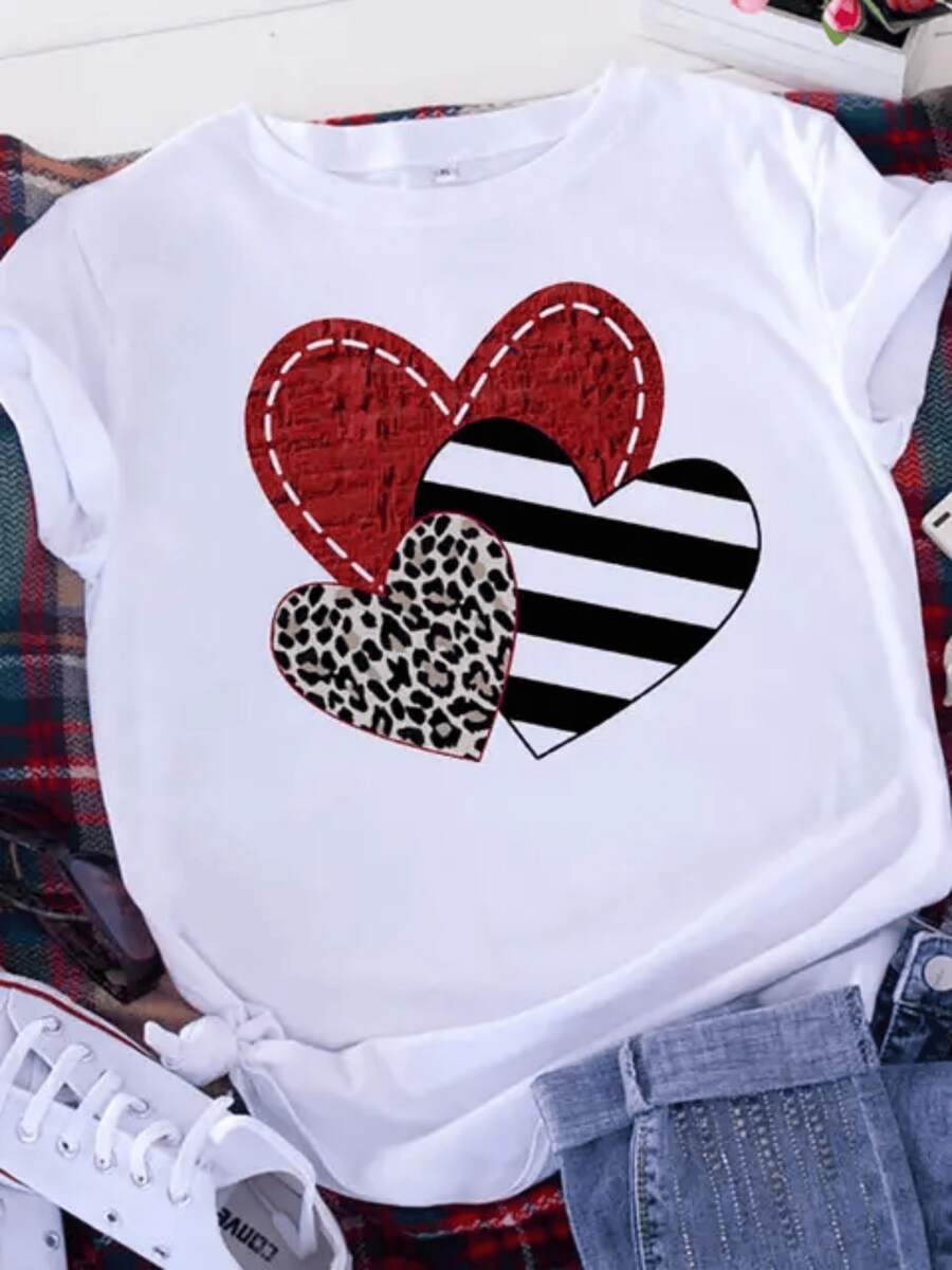 Corazones entrelazados en tonos rojos con costuras visibles combinados con estampado animal y franjas blancas y negras que transmiten amor y fuerza camiseta de mujer casual - Blanco - Ver 1