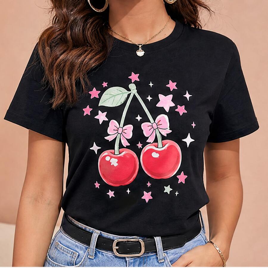 Playera para mujer con estampado de cerezas y moños, camiseta dama manga corta cuello redondo, blusa casual juvenil para mujer, ropa cómoda y fresca para verano, playera gráfica femenina, top lindo para outfit diario, camiseta con diseño frutal colorido, blusa para jeans falda short, regalo para novia amiga hermana, tallas chicas medianas grandes, diseño dulce divertido - Negro - Ver 1