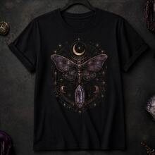 Playera para mujer con estampado celestial de luna, polilla, estrellas, cristales y signos astrológicos, camiseta dama manga corta cuello redondo, blusa casual mística, ropa aesthetic espiritual, playera oversize mujer, camiseta gráfica moda 2026, top juvenil cómodo, outfit alternativo, estilo boho chic, ropa para mujer México, playera negra o clara combinable - Negro - Ver 4