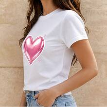 Playera mujer con estampado de corazón rosa brillante, camiseta dama manga corta cuello redondo, blusa casual romántica para San Valentín, aniversario, cita o uso diario, top femenino juvenil, playera oversize mujer, camiseta gráfica cute, ropa para mujer cómoda, regalo para novia, esposa o amiga, outfit con jeans, falda y tenis - Blanco - Ver 2