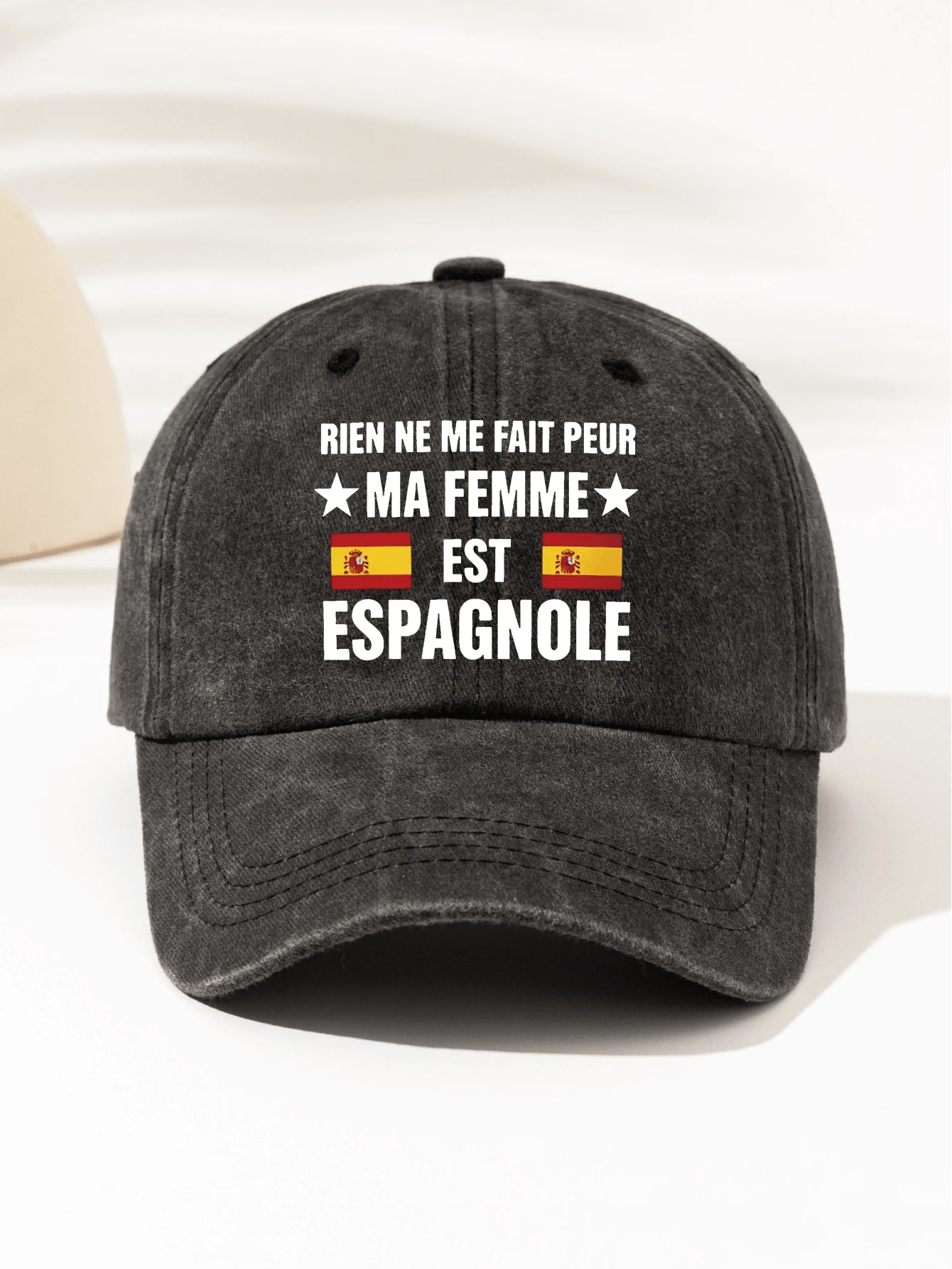 1件時尚簡約水洗棒球帽「RIEN NE ME FAIT PEUR MA FEMMEXESTESPAGNOLE」印花圖案，送給家人和朋友的禮物，男女皆宜的時尚必備單品