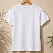 Playera mujer con estampado de corazón rosa brillante, camiseta dama manga corta cuello redondo, blusa casual romántica para San Valentín, aniversario, cita o uso diario, top femenino juvenil, playera oversize mujer, camiseta gráfica cute, ropa para mujer cómoda, regalo para novia, esposa o amiga, outfit con jeans, falda y tenis - Blanco - Ver 5